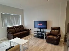 Self contained studio flat in Luton - Close to luton airport - Luton Dunstable Hospital - Business contractors - Holiday makers - Families - Short or Long Stay