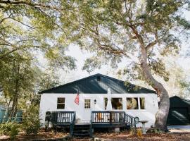 Cottage by the Sea: Pagnotto Shellback House，位于橡树岛的酒店