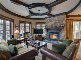 Manoirs-Luxury Golf - 1KM to Mont-Tremblant with AC，位于蒙特朗布朗的豪华酒店