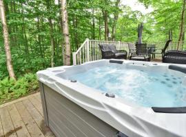 Nature retreat with HOT TUB and lake access & watercraft，位于Saint Adolphe D'Howard的酒店