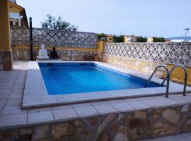 Casa Puigmal Empuriabrava，位于艾姆布里亚布拉瓦的度假屋