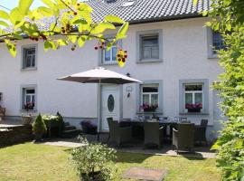 Villa with Hot Tub, Liege，位于布尔格-罗伊兰德的酒店
