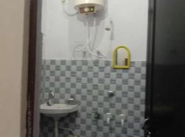 Om Som home stay hill view Yamunotri road，位于Kharsālī的酒店