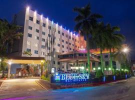 Blue Sky Hotel，位于巴厘巴板的带按摩浴缸的酒店