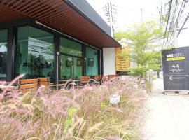 MDR Hotel，位于Ban Sa Maklua的酒店