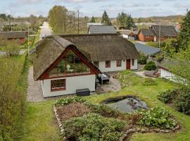 Beautiful Home In Ørsted With Wifi，位于厄斯泰兹的酒店