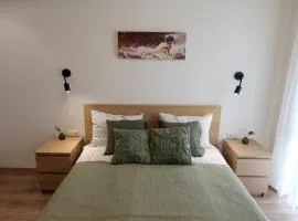 Warmzy Home - Modern 2 Rooms Apartment With Free Parking