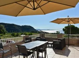 Terrasse panoramique ensoleillée avec vue mer