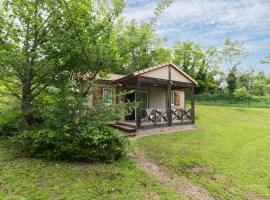 Camping Le Mont Libre - Cottage & espace nature - Gannat，位于加纳的酒店