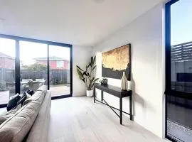 Elegant 4 Bedrooms Sanctuary in Bentleigh East