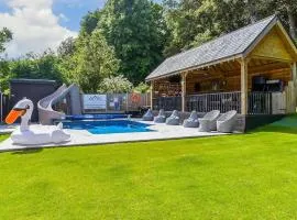 Luxurious winter or summer 32c heated Pool private Hot tub & bar deal kent