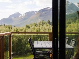 Scenic Nordic Retreat - Luxurious Apartment with Private Sauna and Panoramic Mountain Views，位于斯特兰达的酒店