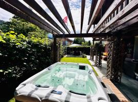 The Swiss Paradise 2 Apartment with Garden, Whirlpool, and Mountain Panorama，位于Wirzweli的公寓