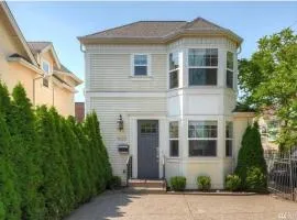 Adorable Cozy House with Parking and Loft!