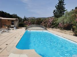 Peaceful Mas Provencal 'Mas du Sucre' with Large Pool，位于谢瓦布朗克的酒店