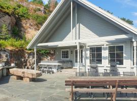 Nice Home In Lindesnes With House Sea View，位于Svenevik的酒店