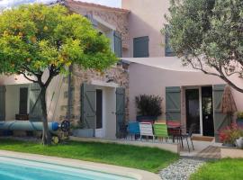 Maison provençale en pierre avec piscine privée，位于屈埃尔的酒店