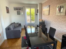 Appartement en duplex entre Paris et Versailles，位于沙维勒的酒店