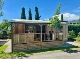 Estivo Premium Deluxe mobile homes on Camping Del Sole Village，位于伊塞奥的酒店