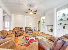 The Loft - Historic Dtwn Hondo Apt with Balcony，位于Hondo的酒店