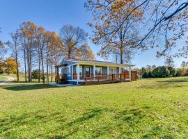Modern Clarkesville Cottage with Decks and Patio!，位于Lakemont的酒店