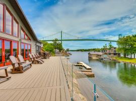 Hot Tub and Dock Waterfront Wellesley Island Home!，位于Moore Landing的酒店