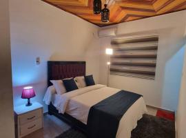 Baobab Lodge Douala - Makepe，位于杜阿拉的带停车场的酒店