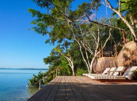 Naya Bacalar Lagoon Front Hotel - Adults Only，位于巴卡拉尔的酒店