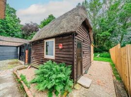 Cozy Cottage with hot tub!，位于卡德纳姆的度假屋