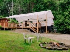 Lower Meadow on Saltspring Island，位于Fernwood的酒店