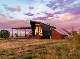 Grand Canyon Stargazing Off-Grid Tiny Home，位于瓦莱的小屋