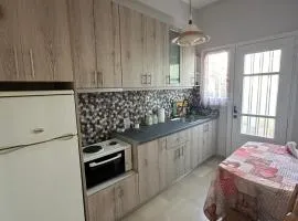 Γκαρσονιέρα δίπλα στη θάλασσα.