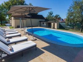 Beautiful Home In Donji Andrijevci，位于Garčin的酒店