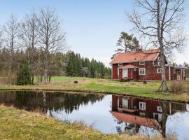 Nice Home In Ulrichamn With Wifi，位于乌尔里瑟港的酒店