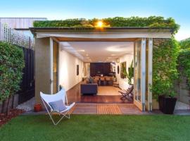 St Kilda Style - Stunning 3 Bedroom House，位于墨尔本的酒店