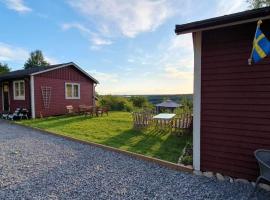 Fully renovated cottage with great hilltop views，位于Undenäs的酒店