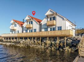 Beach Front Home In Smøla With Kitchen，位于Smøla的酒店