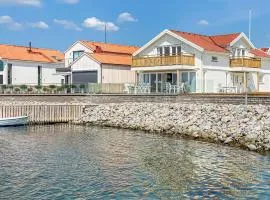 Cozy Apartment In Rönnäng With Kitchen
