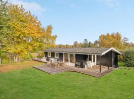 Holiday Home Græsted With Fireplace 02，位于Græsted的酒店