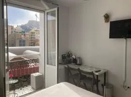 Room with private bathroom and balcony nearby the Mercado Central, center and beach