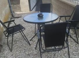 charmante maison de bourg，位于Francueil的酒店