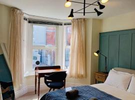 Stylish 1 Bedroom Flat in Heart of Cowes，位于考斯的酒店