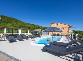 Amazing Home In Sinj With Heated Swimming Pool，位于锡尼的酒店