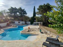 Gîte 5 personnes , Luberon, Provence，位于佩尔蒂的酒店