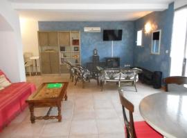 appartement indépendant avec jardin，位于圣吉尔的酒店