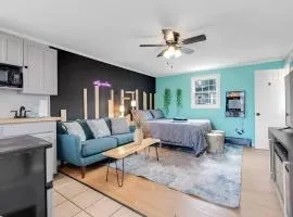 Fun Vibes Motel Suite-Chic Beach Getaway