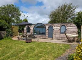 Dreckly cabin - Lydcott Glamping with Cornish sea views，位于西卢港的酒店