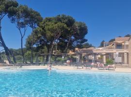 Appartement sur golf de L'Isle-Sur-La-Sorgue，位于索马讷-德沃克吕兹的酒店