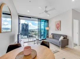 Modern Mountain View Apartment - South Brisbane
