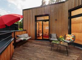 Wunderschönes Haus am See mit Dachterrasse, Badewanne, Kamin, Bettwäsche und Handtüchern，位于滕普林的酒店